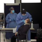 Una sanitària realitza un test de detecció del virus a Madrid.