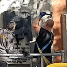 Operaris van retirar ahir una placa en honor a Largo Caballero al barri madrileny de Chamberí.