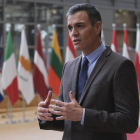 Pedro Sánchez atendiendo ayer a los medios tras su llegada a la cumbre europea.