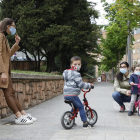 Adultos y menores con mascarillas por la calle en Lleida.