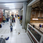 Varios afectados en el pabellón municipal antes de ser trasladados a la Manreana para pasar la noche.