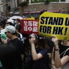 Miles de profesores marchan en Hong Kong para "proteger a la próxima generación"