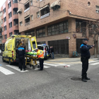 Momento en el que los servicios de emergencias trasladaron al ciclista herido ayer en Alfred Perenya. 
