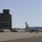 Imagen del avión de Volotea el pasado 10 de enero ante la terminal del aeropuerto. 