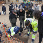 La retirada de la llosa de pedra va generar gran expectació entre els veïns per veure què hi havia sota.