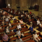 Más de un centenar de fieles asistieron ayer por la tarde a la misa de Corpus en la Catedral de Lleida, guardando las medidas de seguridad.