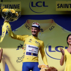 El francés Alaphilippe se volvió a enfundar ayer el maillot amarillo de líder.