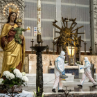 Operaris desinfecten l’església de Sant Joan Bosco de Roma, que podrà reobrir demà.
