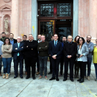 Foto de família del subdelegat del Govern espanyol a Lleida, José Crespín, i representants dels mitjans de comunicació.