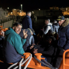 Las personas rescatadas a su llegada al puerto de Motril la noche del jueves.