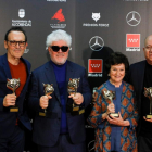 Alberto Iglesias, Pedro Almodóvar, Julieta Serrano i Agustín Almodóvar, amb els premis.