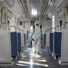 Un operario desinfecta un tren en la ciudad chilena de Valparaíso.
