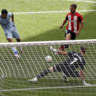 Diego Costa remata davant del porter de l’Athletic Unai Simón per marcar el gol de l’empat a un.