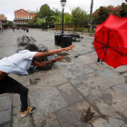 Un hombre en el Barrio Francés de Nueva Orleans intenta sujetar su paraguas ante los vientos producidos por la proximidad del huracán.