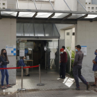 Pacients fent cua a l’exterior del CAP de Balàfia-Pardinyes.