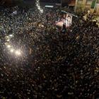 Centenares de personas se concentran en la plaza 1 de Octubre de Girona en protesta por la condena a los líderes del ‘procés’.