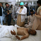 Un sanitario atiende a una víctima del ataque en Afganistán.