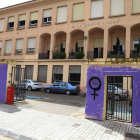 Vista de las pintadas que aparecieron ayer en la fachada del instituto Màrius Torres. 