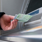 Imagen de un cliente sacando dinero de un cajero automático.