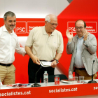 Josep Borrell flanqueado por Jaume Collboni y Miquel Iceta, ayer en Barcelona.