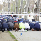 Los musulmanes rezan fuera y dentro del Palau de Vidre en dos grupos