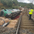 La locomotora de Captrain descarrilada a Vinaixa, l’endemà de les fortes pluges de l’octubre.