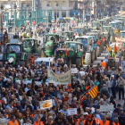 Manifestantes y tractores, ayer, en pleno centro de València.