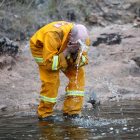 Un bomber es refresca la cara durant les tasques d’extinció.