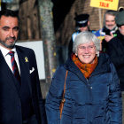 L'exconsellera d'Educació, Clara Ponsati, i l'advocat Aamer Anwar arriben a la seu de la policia d'Edimburg aquest dijous.