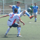Adrià Gené, del Lleida B, controla la pilota en una acció del partit. 
