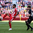 Douglas Luiz controla el balón ante Campaña, ayer durante el partido en Montilivi.