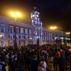 Cientos de personas se concentraron en la Puerta del Sol para protestar por las nuevas restricciones.