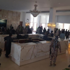 Militars a l’interior de l’hotel assaltat, ahir.