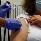 Sanidad informa de que la vacuna de la gripe es segura en personas con covid