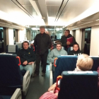 Algunos de los viajeros que estuvieron atrapados cuatro horas en el tren entre Picamoixons y Alcover. 