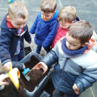 Los niños de la escuela “bressol” plantaron ayer semillas.