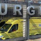 Una ambulancia en el hospital Arnau de Vilanova.