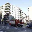Efectivos de los servicios de emergencias ayer en la vivienda afectada en la avenida de Les Garrigues. 
