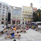 Alumnos bebiendo y haciendo flexiones como parte de las novatadas, ayer en la plaza Sant Joan.