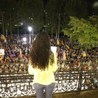 Imagen de Cafia Alisalem leyendo el manifiesto ante la multitud.