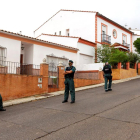 La Guàrdia Civil vigila la casa del detingut per la desaparició.