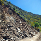 Reabre con paso alternativo la carretera afectada por un desprendimiento cerca de Burgo y Llavorre