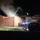 Un incendio calcina el almacén de una casa en Artesa de Lleida