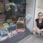 La llibretera d’El Genet Blau, Marina Guillén, al costat de l’aparador distingit per la Setmana del Llibre.