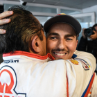 Jorge Lorenzo abraça un membre del seu equip després d’anunciar que deixa el Mundial de MotoGP.