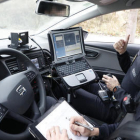 Dos agents dins del cotxe radar en un control.