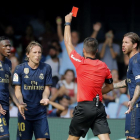L’àrbitre lleidatà Estrada Fernández mostra la targeta roja a Luka Modric, jugador del Madrid.