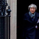 La primera ministra británica, Theresa May, sale de su residencia oficial, en el nº 10 de Downing Street.