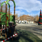 La plaça del Planell de Linyola, amb una instal·lació infantil precintada i un gran arbre de Nadal.