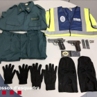 Uniformes policials i armes, entre els objectes intervinguts.